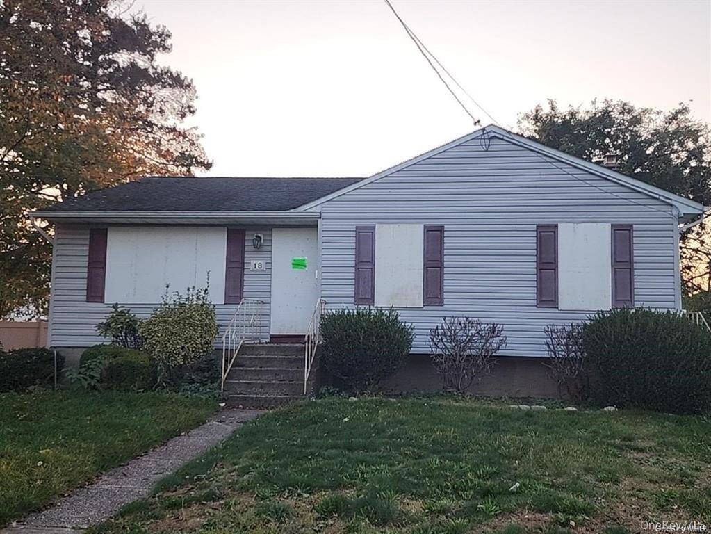 Ranch with 6 rooms 3 beds and 1 bath.