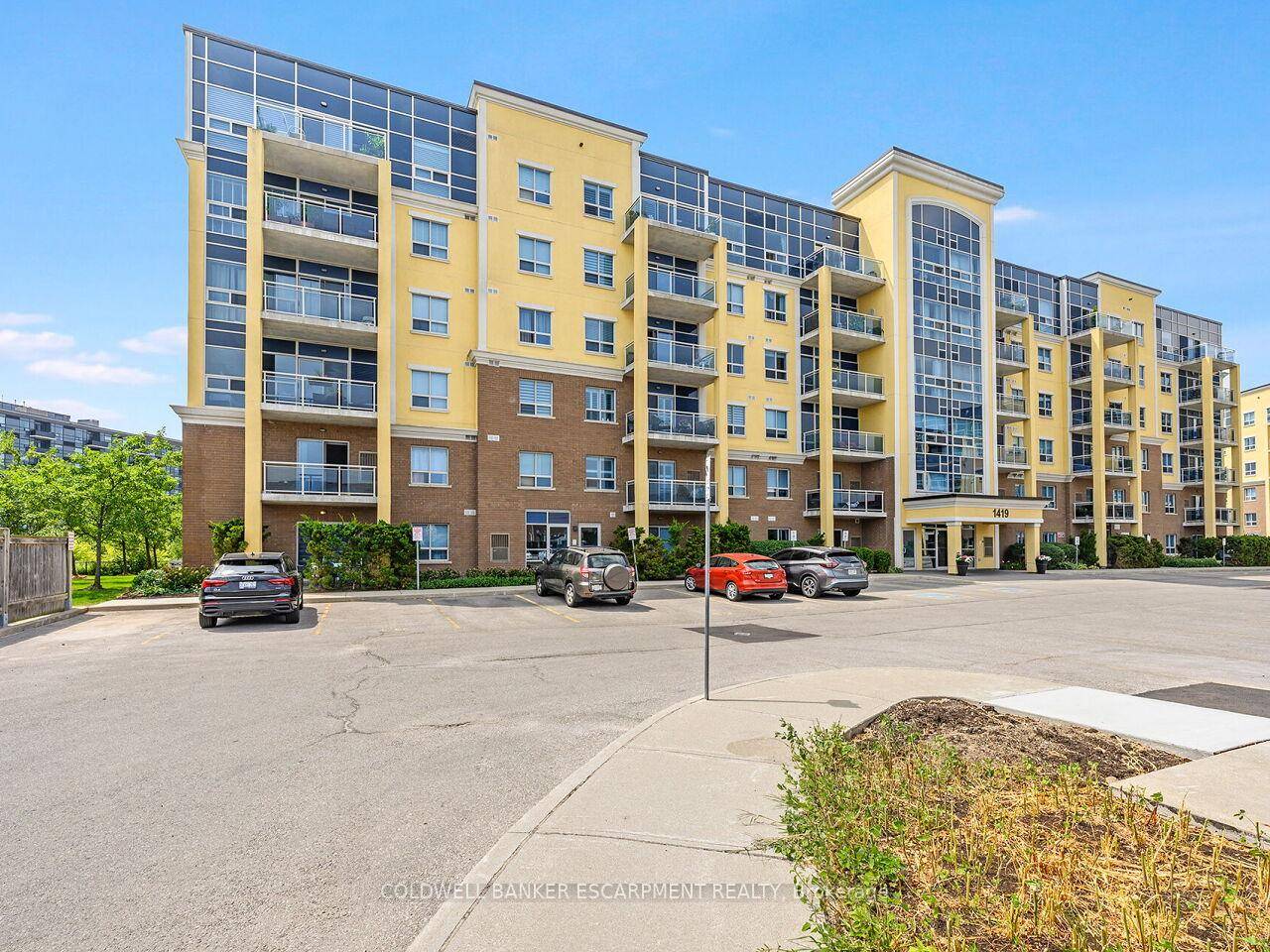 This tastefully updated 2 1 Condo located in the highly sought after Clarke community features an expansive open concept layout with a 9 foot ceilings and abundant natural light offers ...