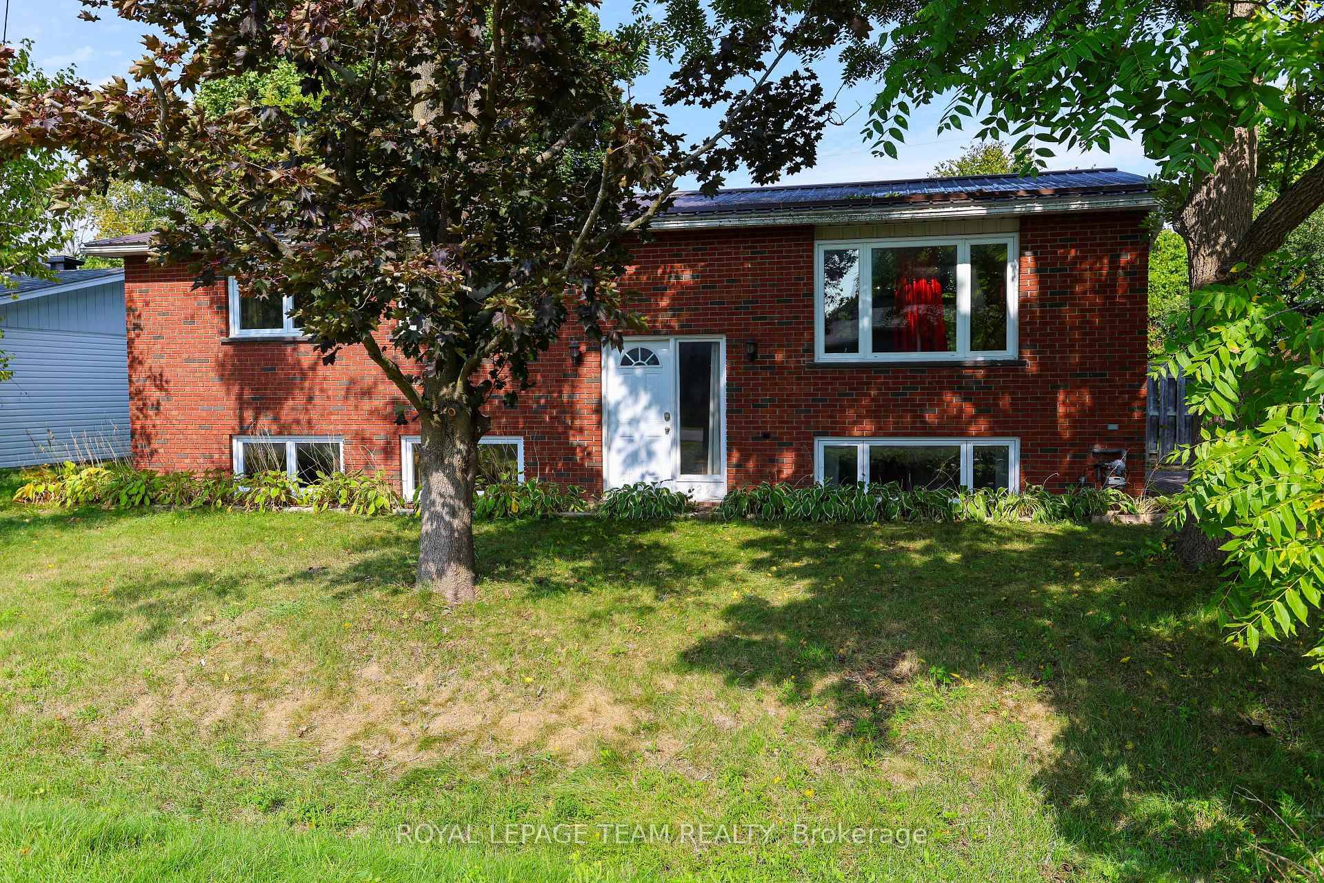 Well maintained home on corner lot in the heart of Kemptville, close to all amenities.