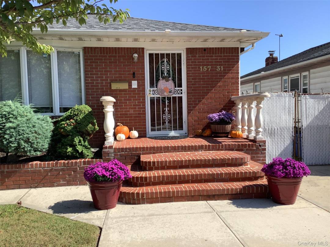 WELL MAINTAINED SINGLE FAMILY RANCH HOME.