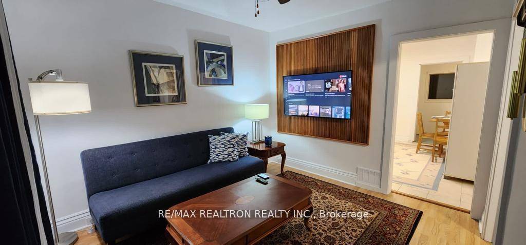 Perfect blend of comfort and convenience in this delightful 1 bedroom Bungalow located in a highly sought after neighbourhood.