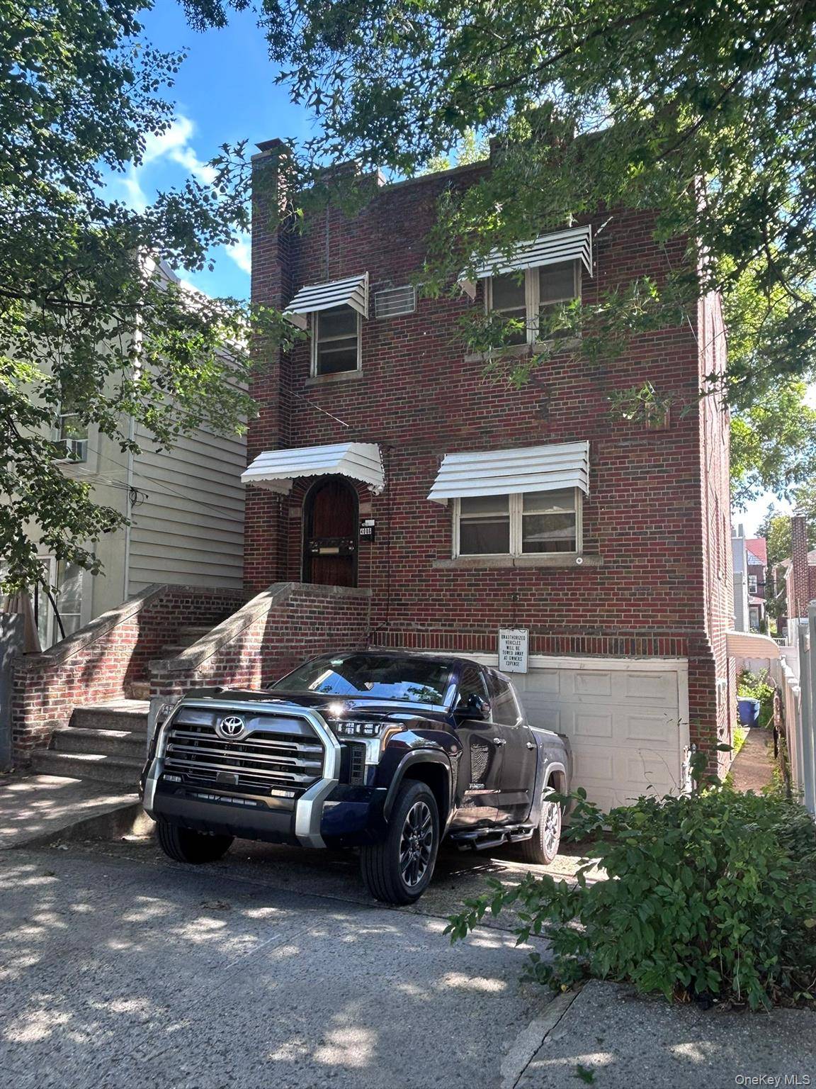 Fully Renovated 3 Bedroom Duplex Finished Basement Apartment This beautifully renovated property offers exceptional value with a spacious 3 bedroom duplex featuring 2.