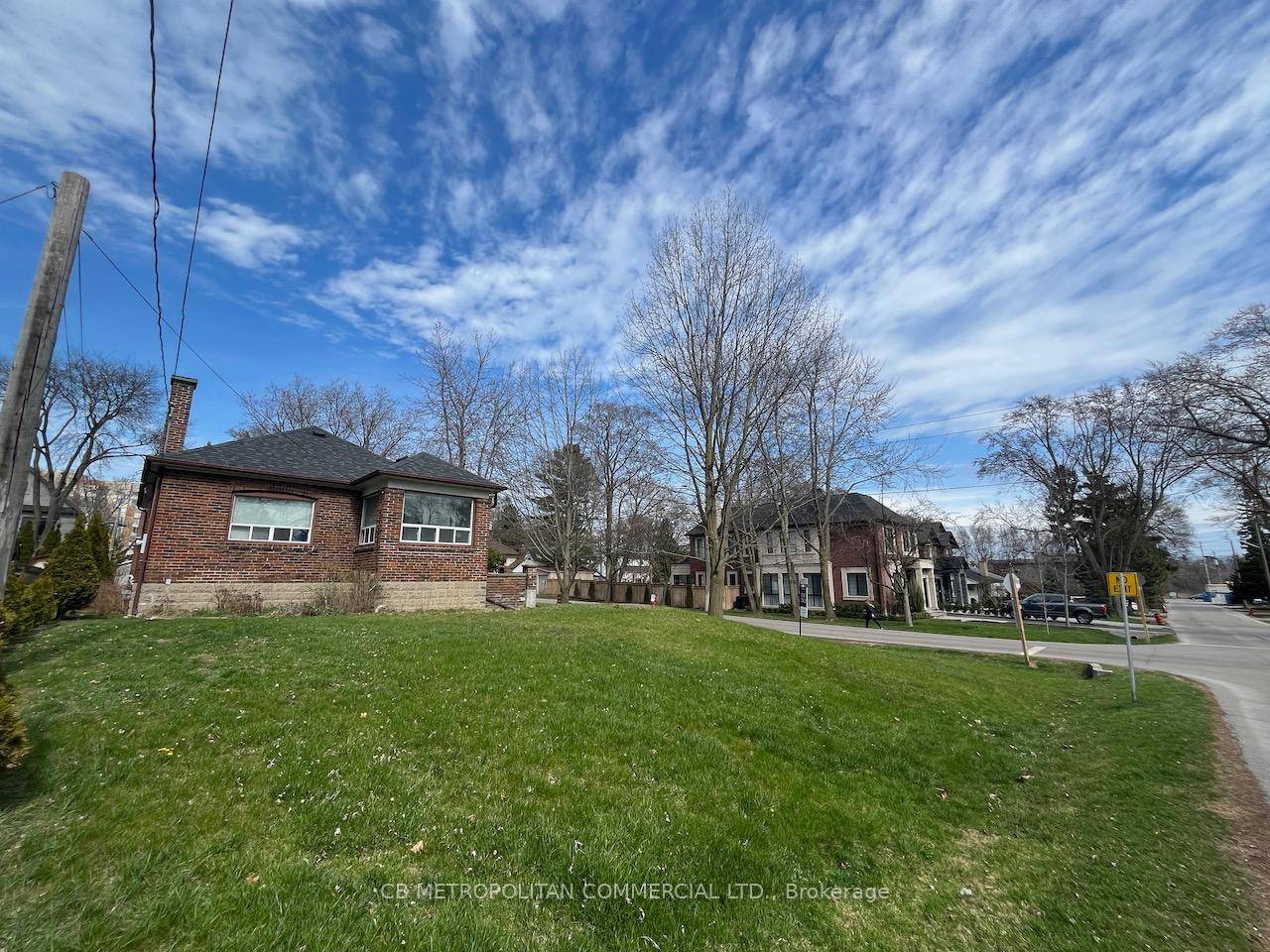 Extra large 6, 600 square foot corner lot on the crest of Orchard Hill ; best lot in this enclave of 50 properties adjacent to the Toronto Golf Club, Lakeview ...