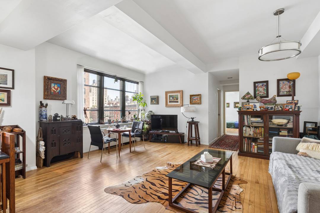 FIRST OPEN HOUSE SUNDAY 4 26 12PM to 1 30PM Spacious and full of character, Residence 16H at 43 West 61st Street is a large one bedroom condo with approximately ...