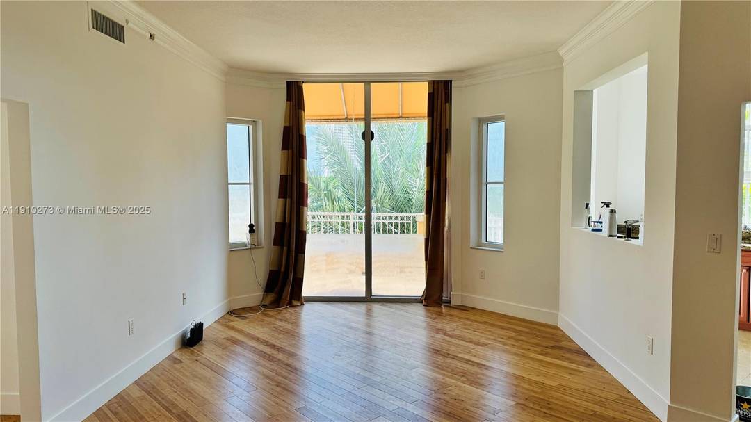 BEAUTIFUL CONDO IN THE HEART OF AVENTURA, NEW FLOOR, NEW APPLIANCE, JUST UPDATE RENOVATED, ON THE TOP FLOOR, QUIET STREET.