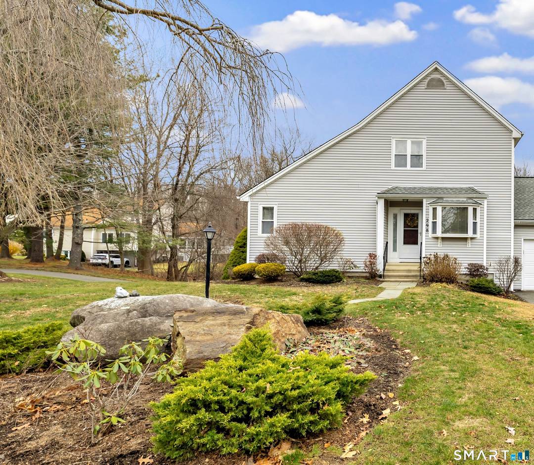 Fabulous 2 bdrm townhouse in the best run complex, Aspetuck Village.