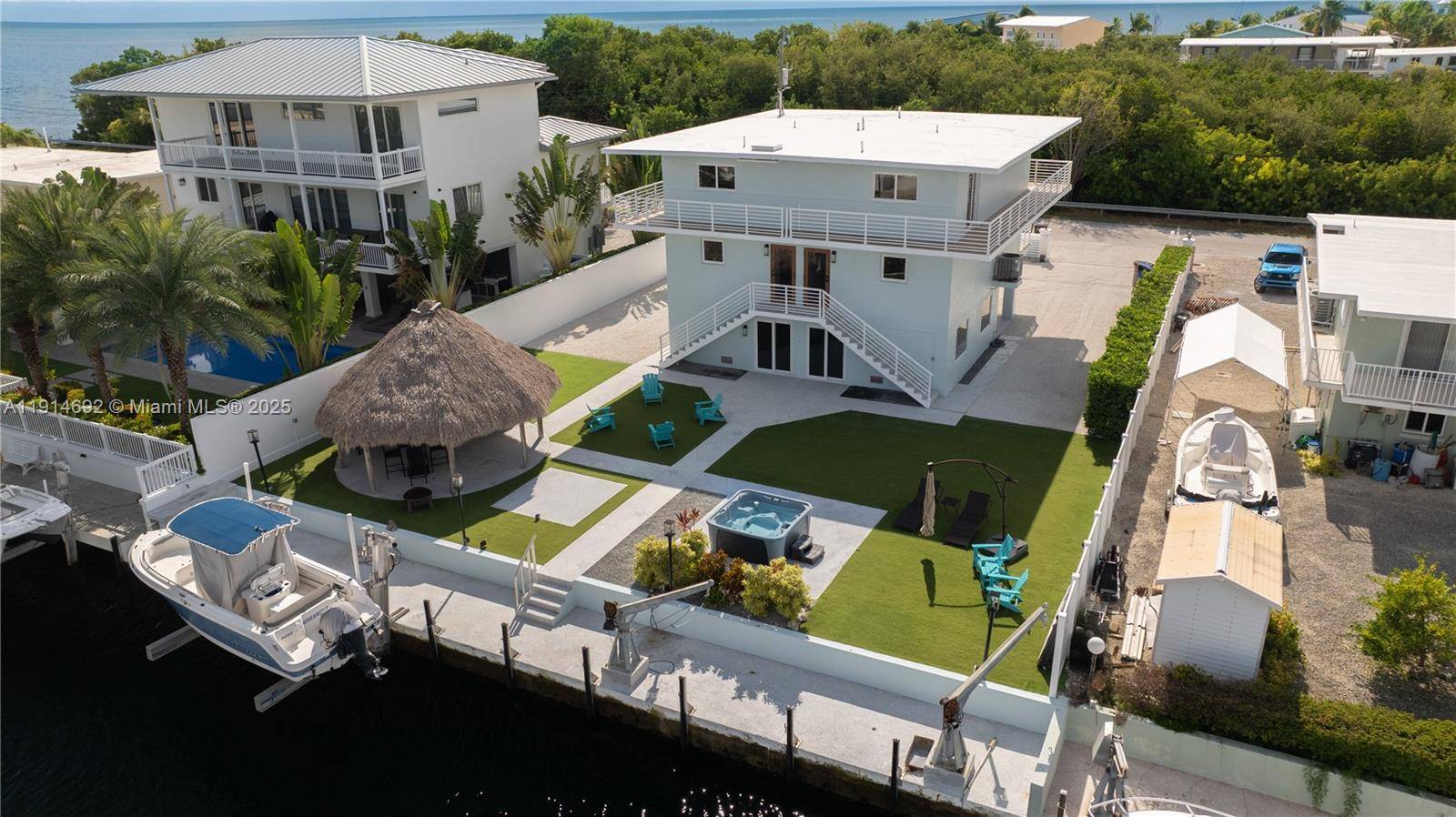 Discover this unique and versatile property in Port Largo, featuring a remarkable legal duplex with breathtaking ocean views.
