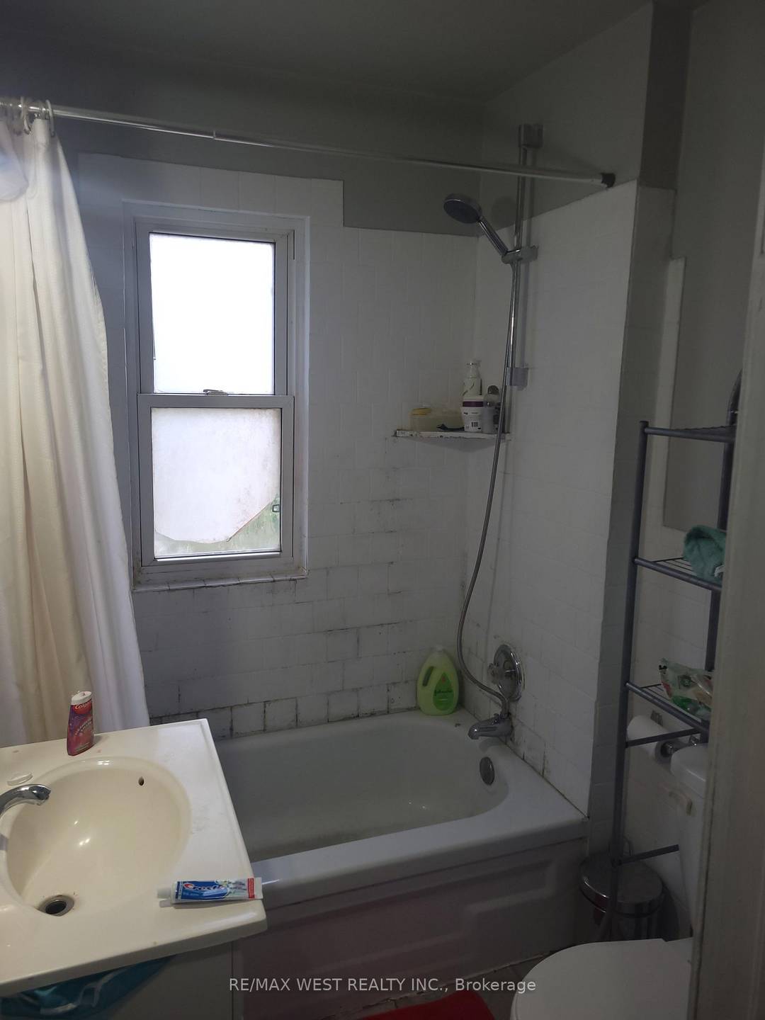 Welcome to 1238 Niagara St, a well maintained home in a central Windsor location.