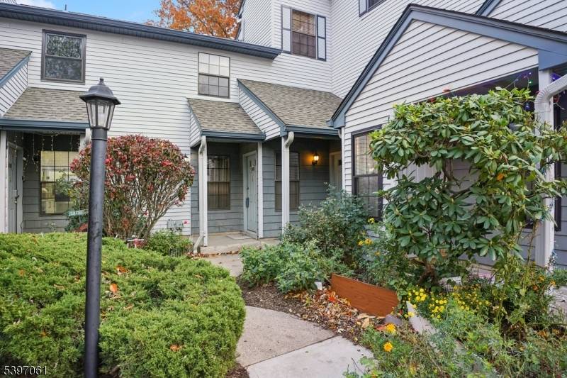 Welcome to the highly sought after Woodbridge Commons community in Iselin, New Jersey.