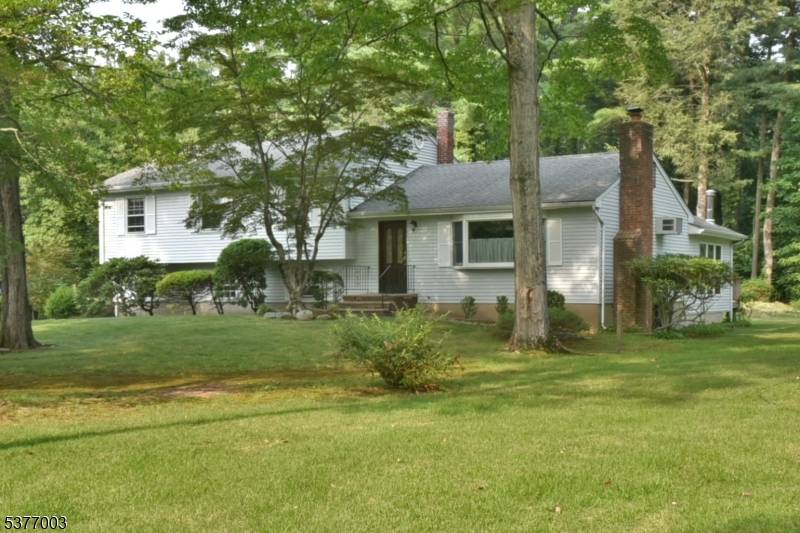 Welcome to 49 Plymouth Rd, Hillsdale !