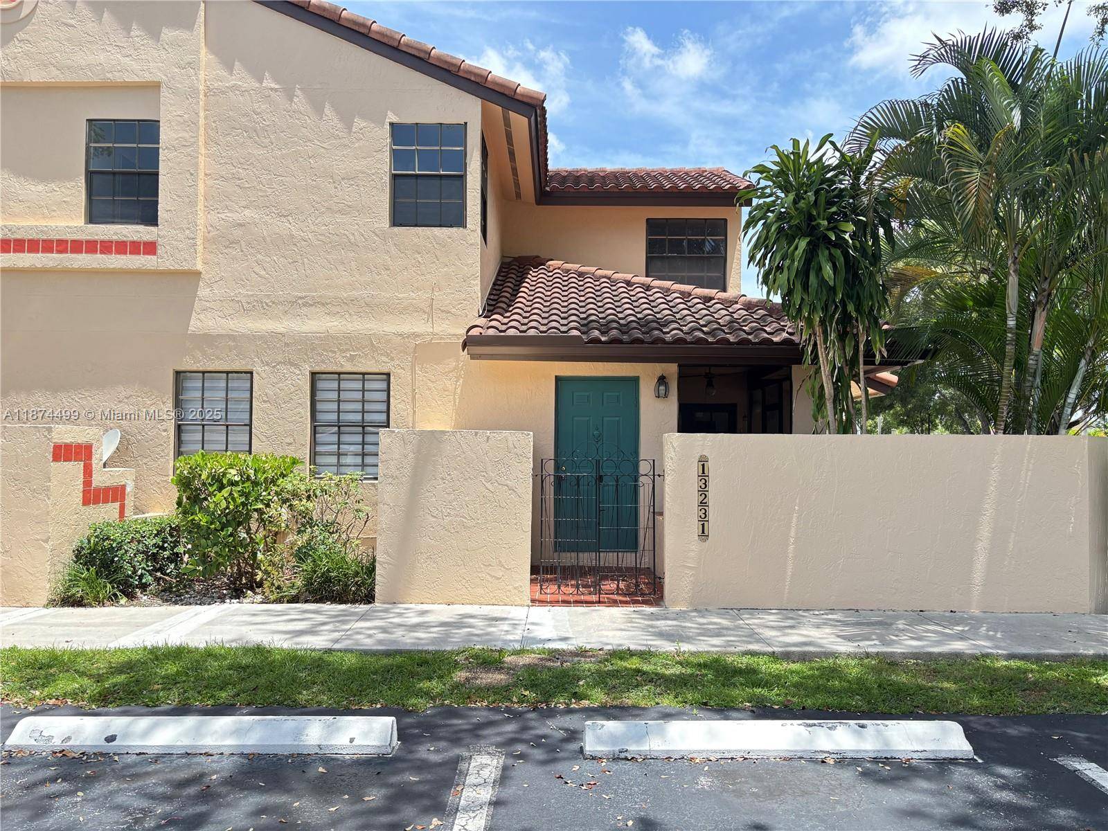 Come and see this gorgeous townhouse in the Crossings.