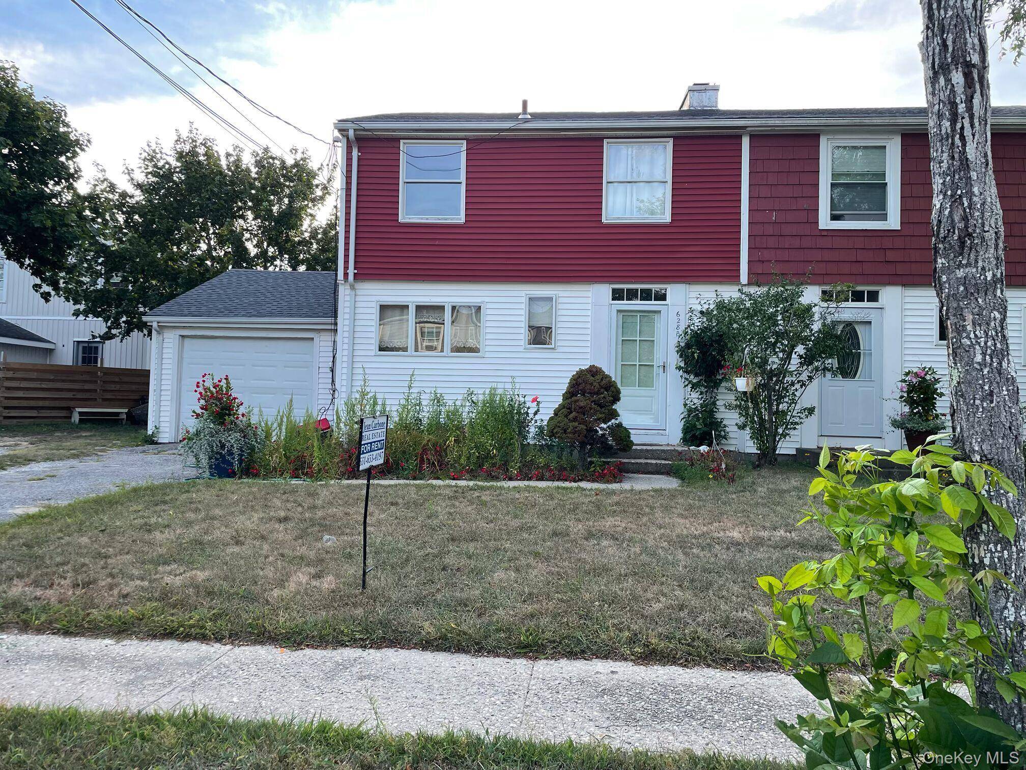 Great 3 bedroom, 1 1 2 bath townhouse, with unfinished basement.