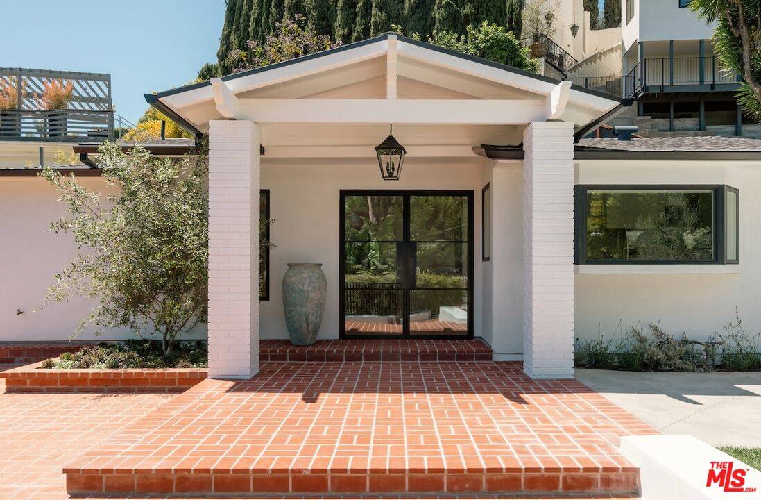 8819   Evanview Dr 4.0 Sunset Strip LA
