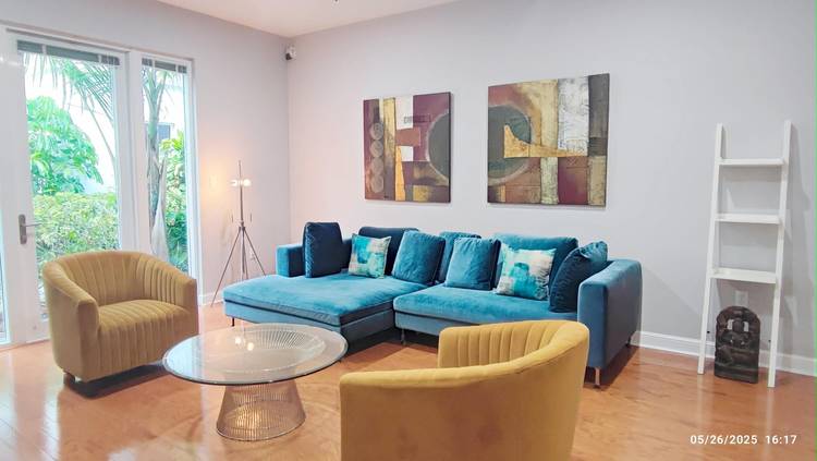 PRIVATE TERRACE TOWNHOME TWO PRIMARY SUITES VICTORIA PARK Located on a quiet interior terrace in Victoria Park, this spacious 4BD 3.