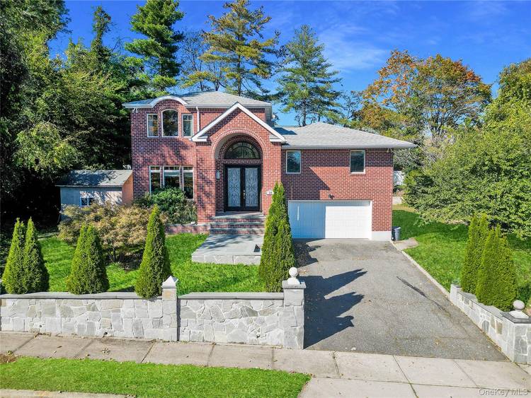 Welcome to this stunning, modern residence in the heart of Jericho, perched within the sought after Syosset school district.
