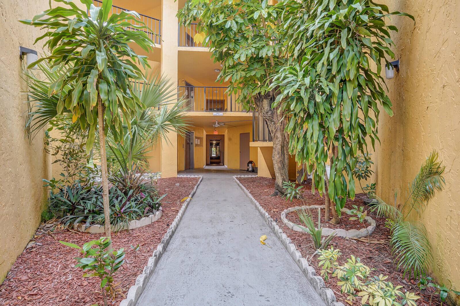 Spacious and comfortable 2BR 2BA condo located in the well maintained community of Heritage Circle in Deerfield Beach.