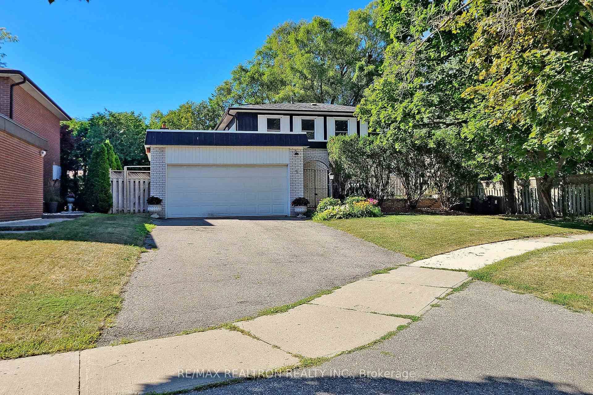 Sunfill amp ; Spacious Cars W 4 2 Bedrooms At Child Safe amp ; Quiet Cul De Sac Crt In North York.