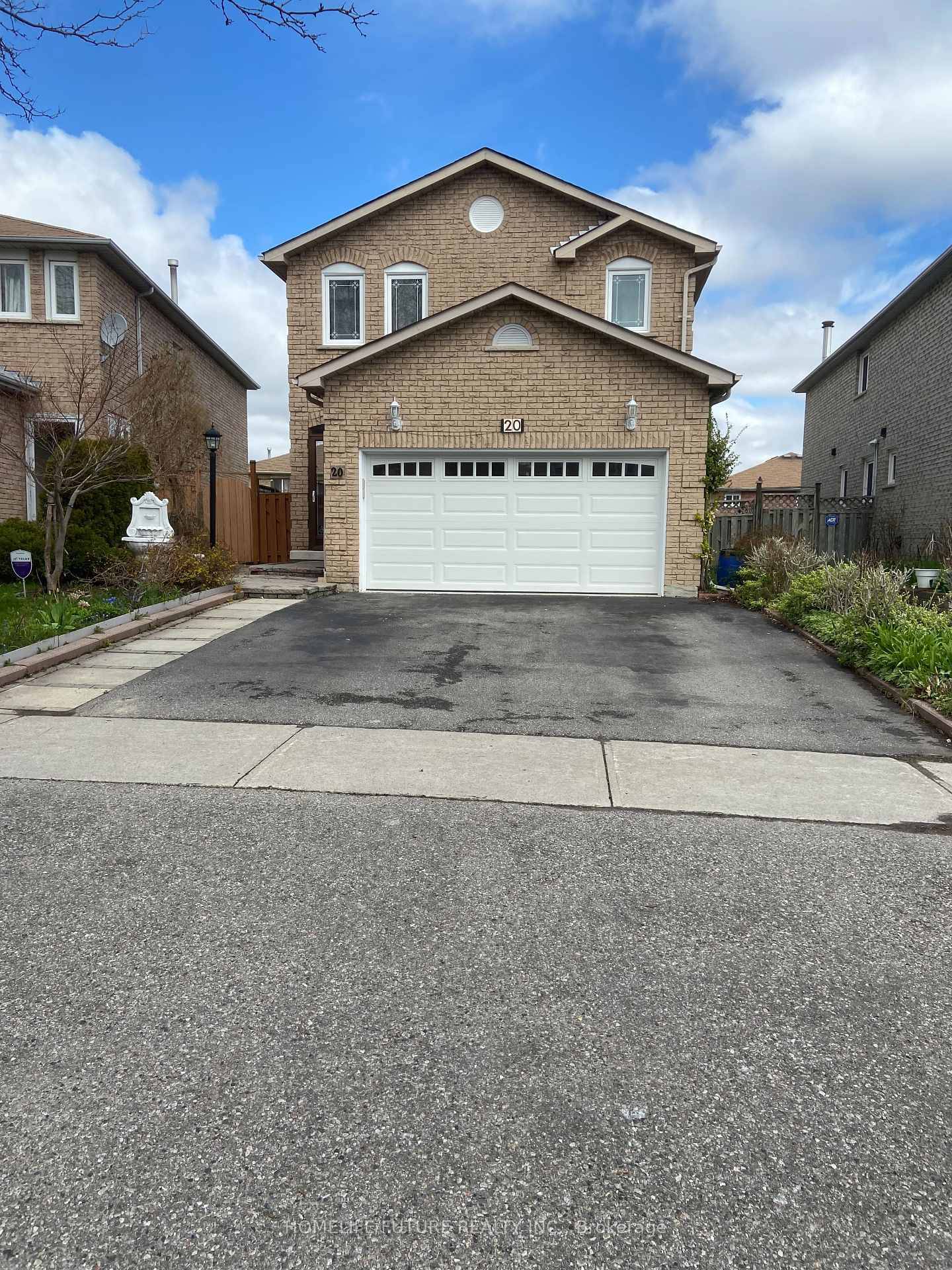 Bright And Spacious Mainfloor With Walk Out To Large Deck.