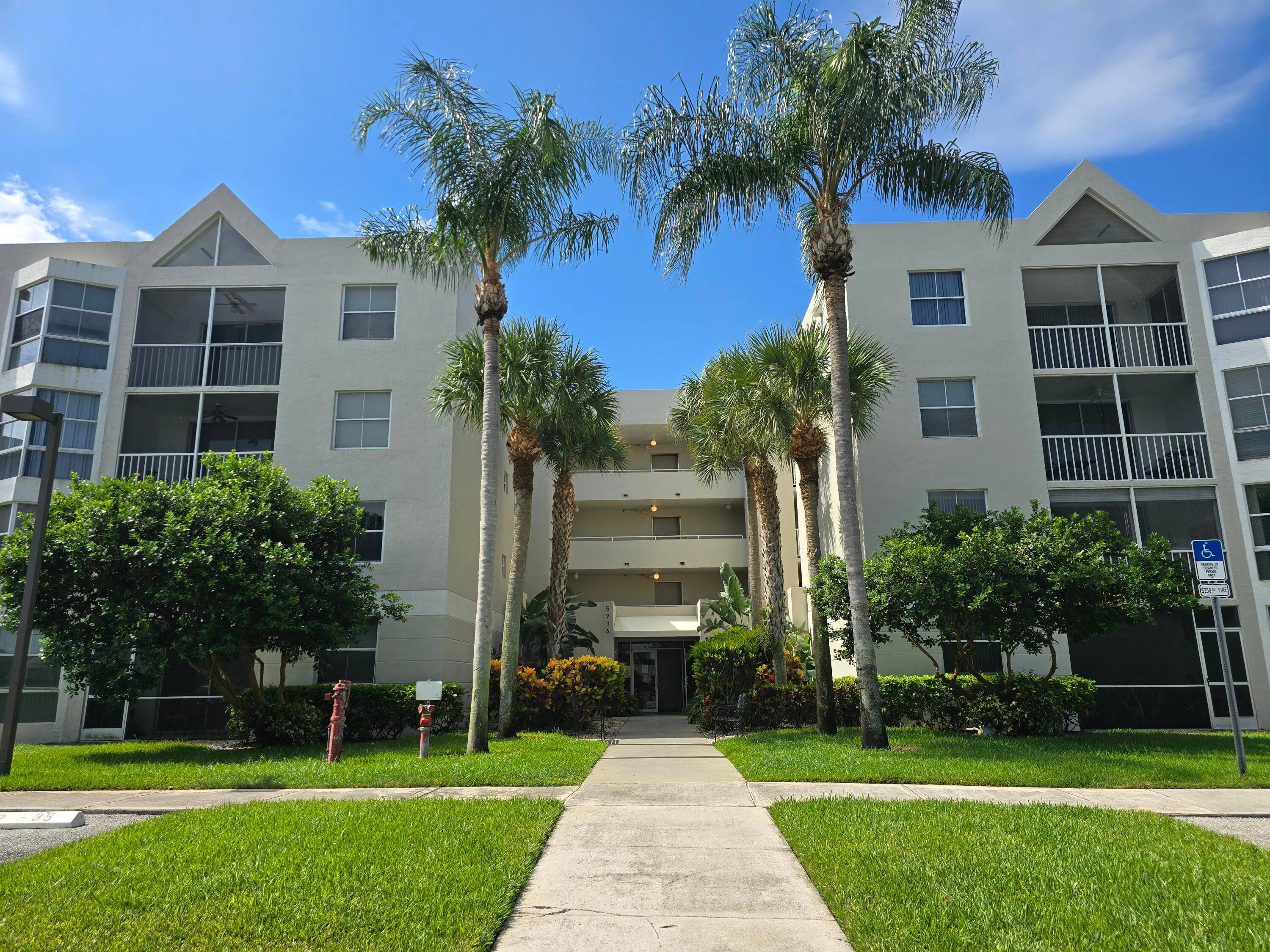 A Lovely 2 Bedroom 2 Bath 4th Story Bright Corner Condo Unit !