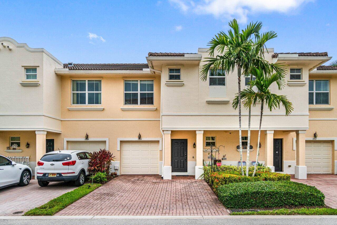 Gorgeous Townhome was builder Spec property with upgrades and nice details.