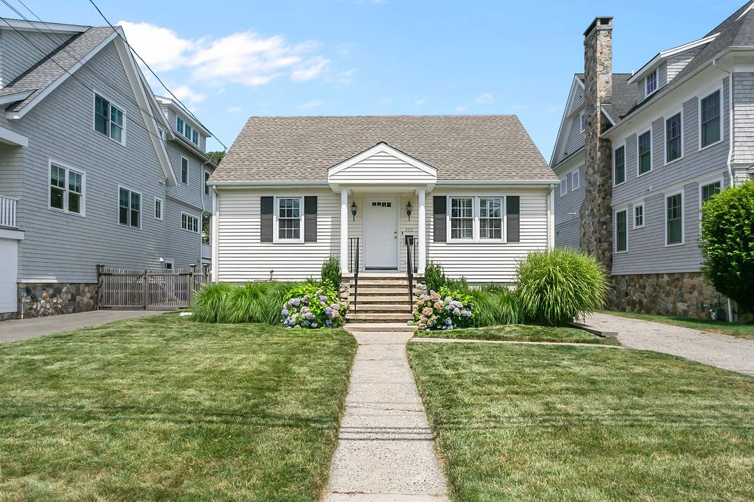 Fairfield Beach area rental with 3 bedrooms, 2 full baths and only 2nd block from the beach 0.
