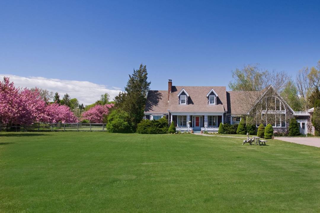 Southampton 4 Bed With Pool and Barn on Acres!