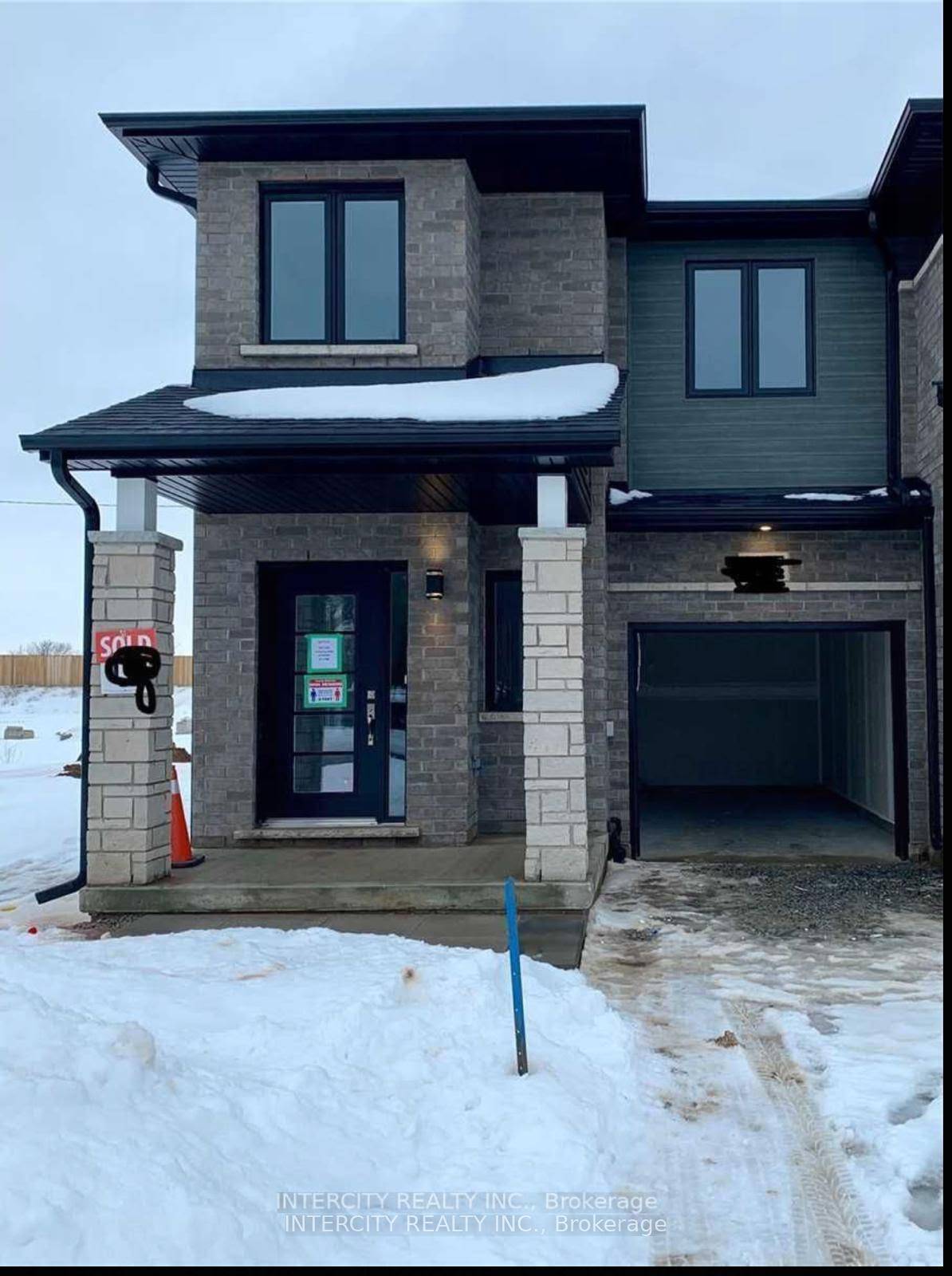 Beautiful, Well Kept, Corner Townhouse For Lease In The Heart Of Niagara Falls, 3 Bedroom Loft And 3 Washroom For 1 Year Lease.