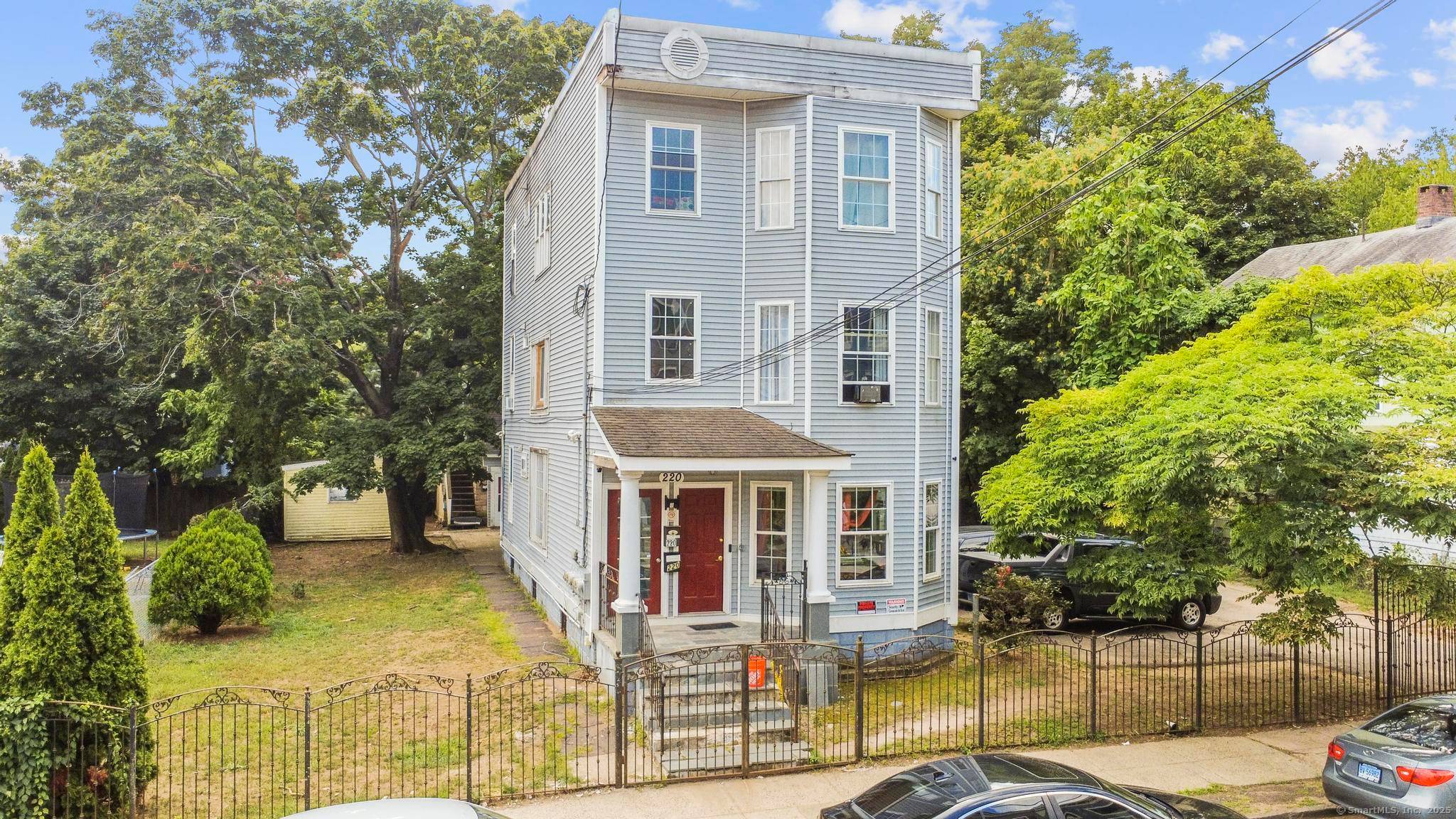 220 224 Munson Street in New Haven offers an excellent investment opportunity with 4 total units across 2 lots, conveniently located near shopping and Yale.