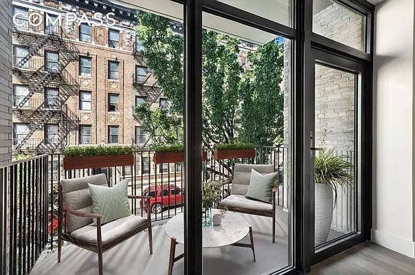 17 Convent is a boutique building situated a very short walk from the express 125th street station and convenient to all the new and old Harlem has to offer.