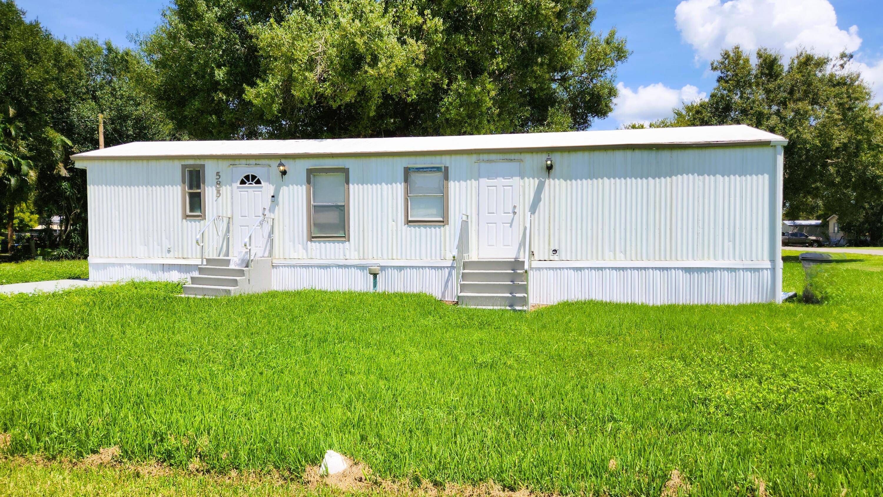 Welcome to 585 Avenue D in Moore Haven !