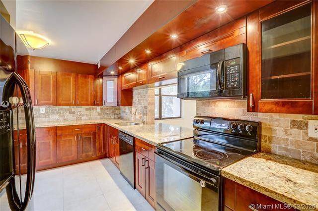 This beautifully maintained condo offers a spacious and bright living space, perfect for a new owner to move right in.