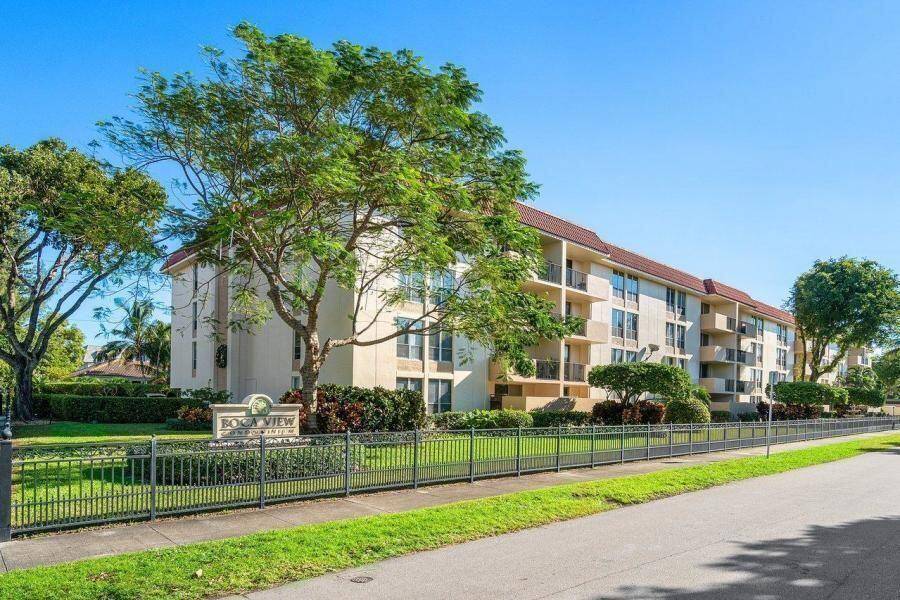 Prime East Boca living ! Bright and spacious 2BD 2BA condo just three blocks from the beach, located on a street lined with multi million dollar homes.