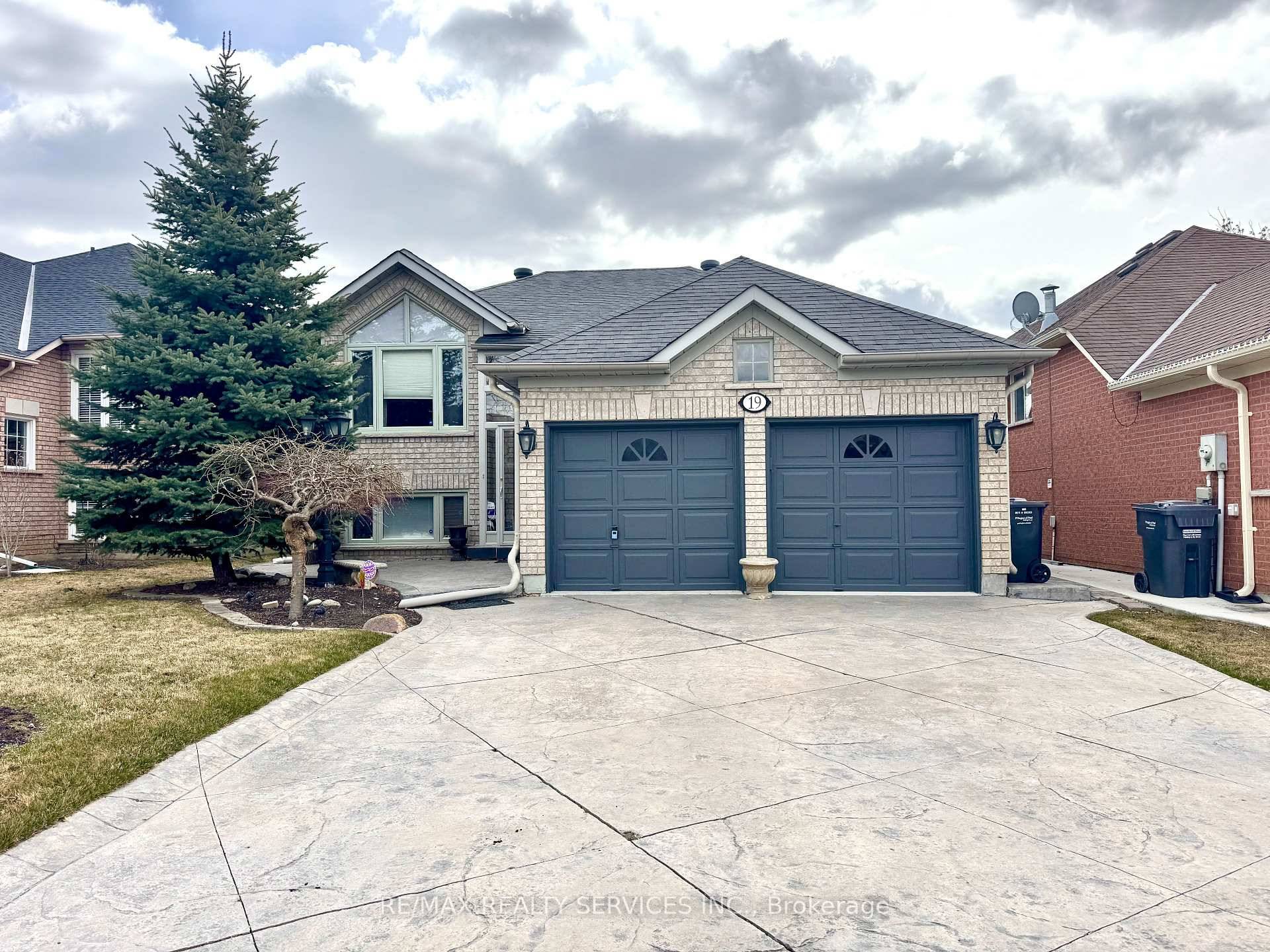 This quaint, bright and updated raised bungalow in Caledon's desirable Valleywood neighbourhood will impress first time homebuyers and downsizers alike.
