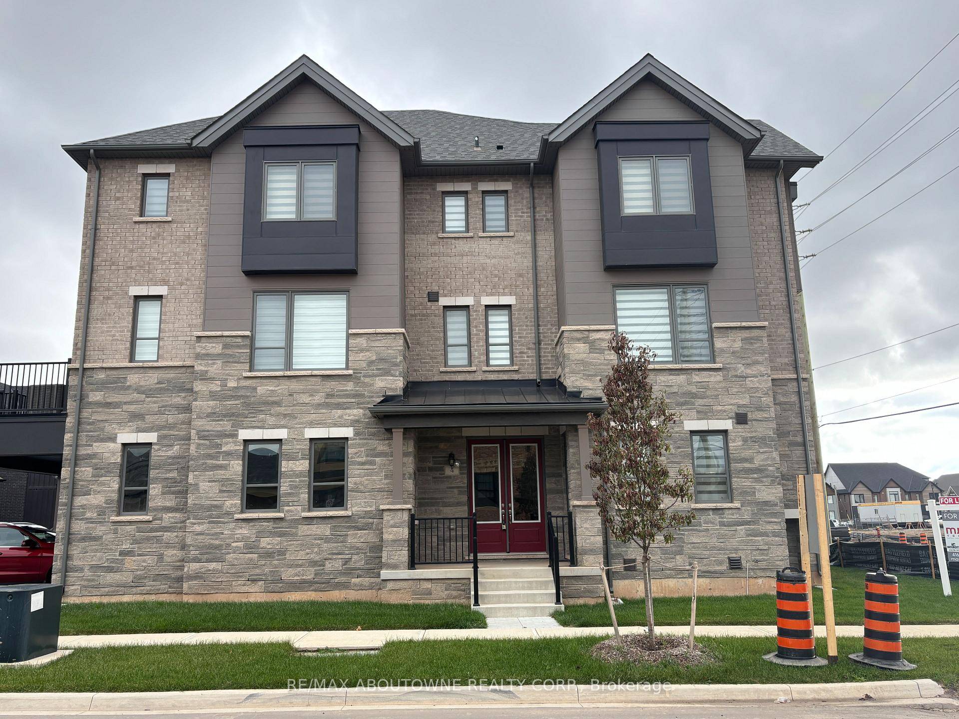 EXECUTIVE LIFESTYLE without backyard maintenance.