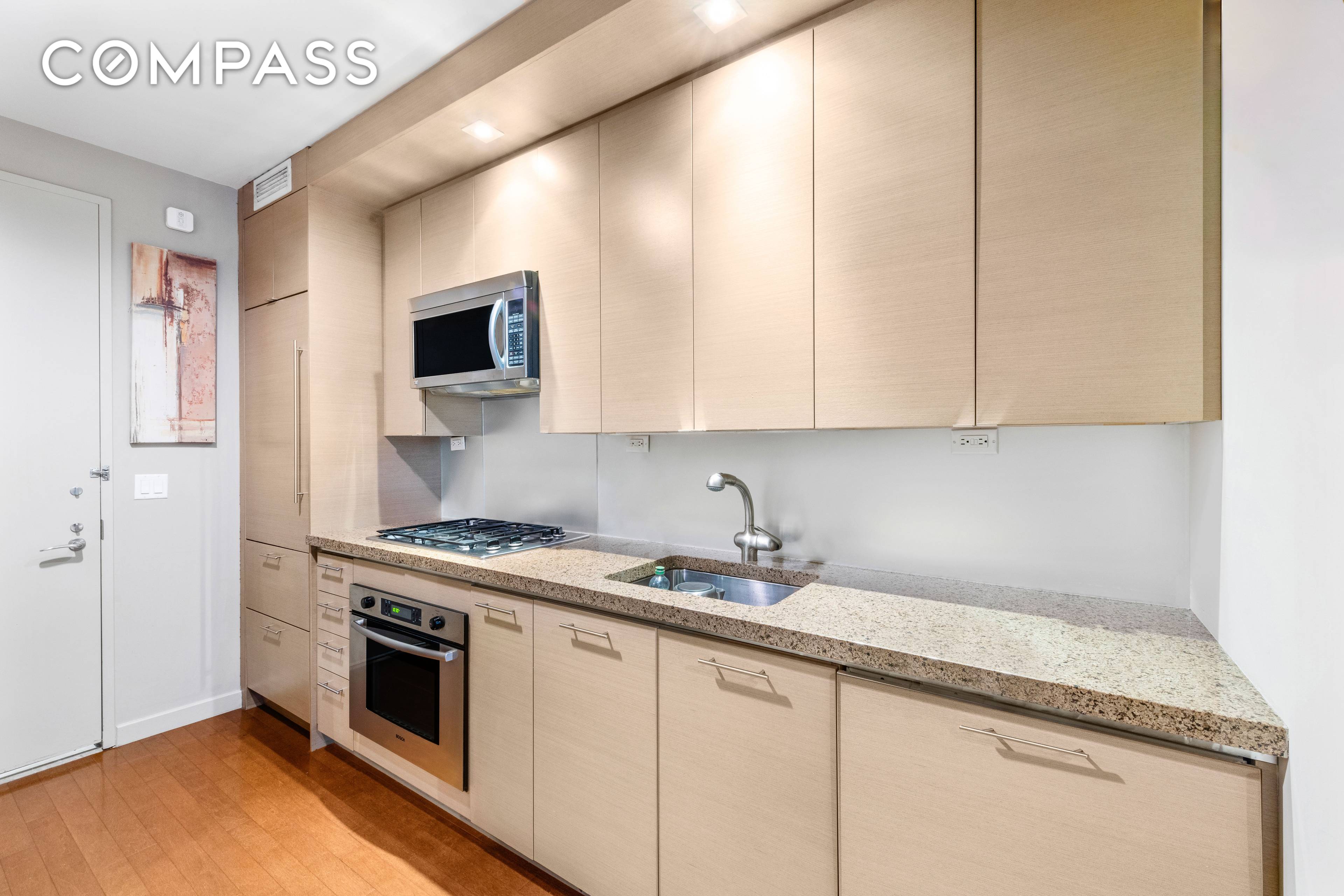Luxury Studio for Rent at 1600 Broadway on the Square Welcome to 1600 Broadway on the Square, a premier full service condominium in the heart of Times Square.
