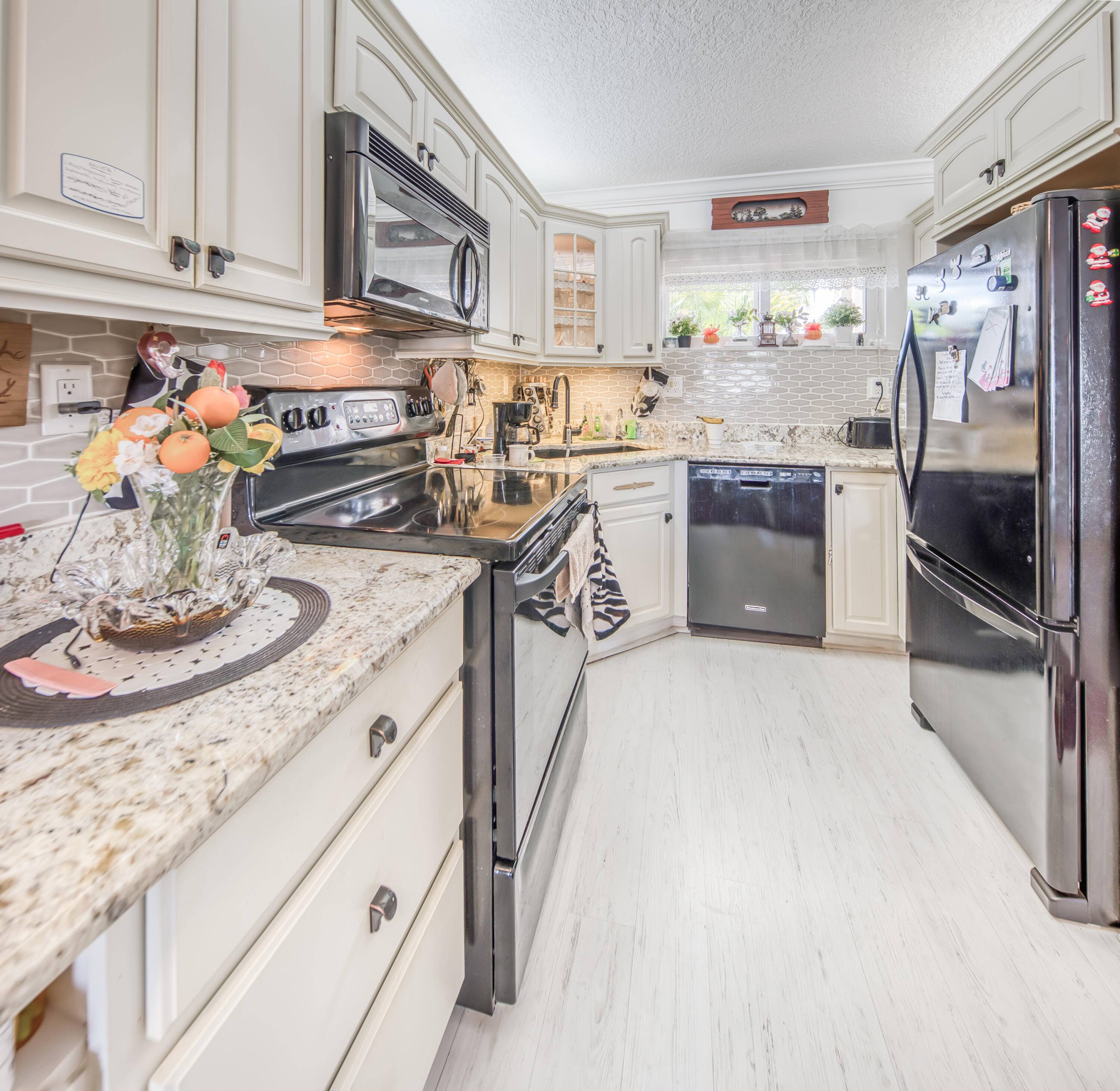 You've come home ! This 55 Lake Clarke Gardens 1 bedroom, 1, 5 bathroom condo is the perfect home for the aesthetic lover.