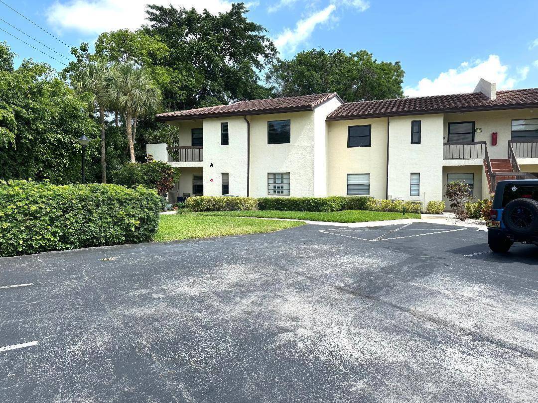 Discover the perfect retirement retreat in Boca Lago !