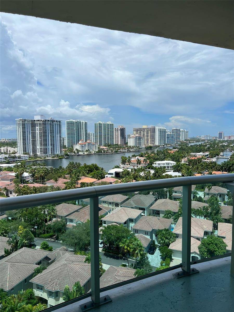 Great location building allow airbnb 1 1 with balcony and canal view.