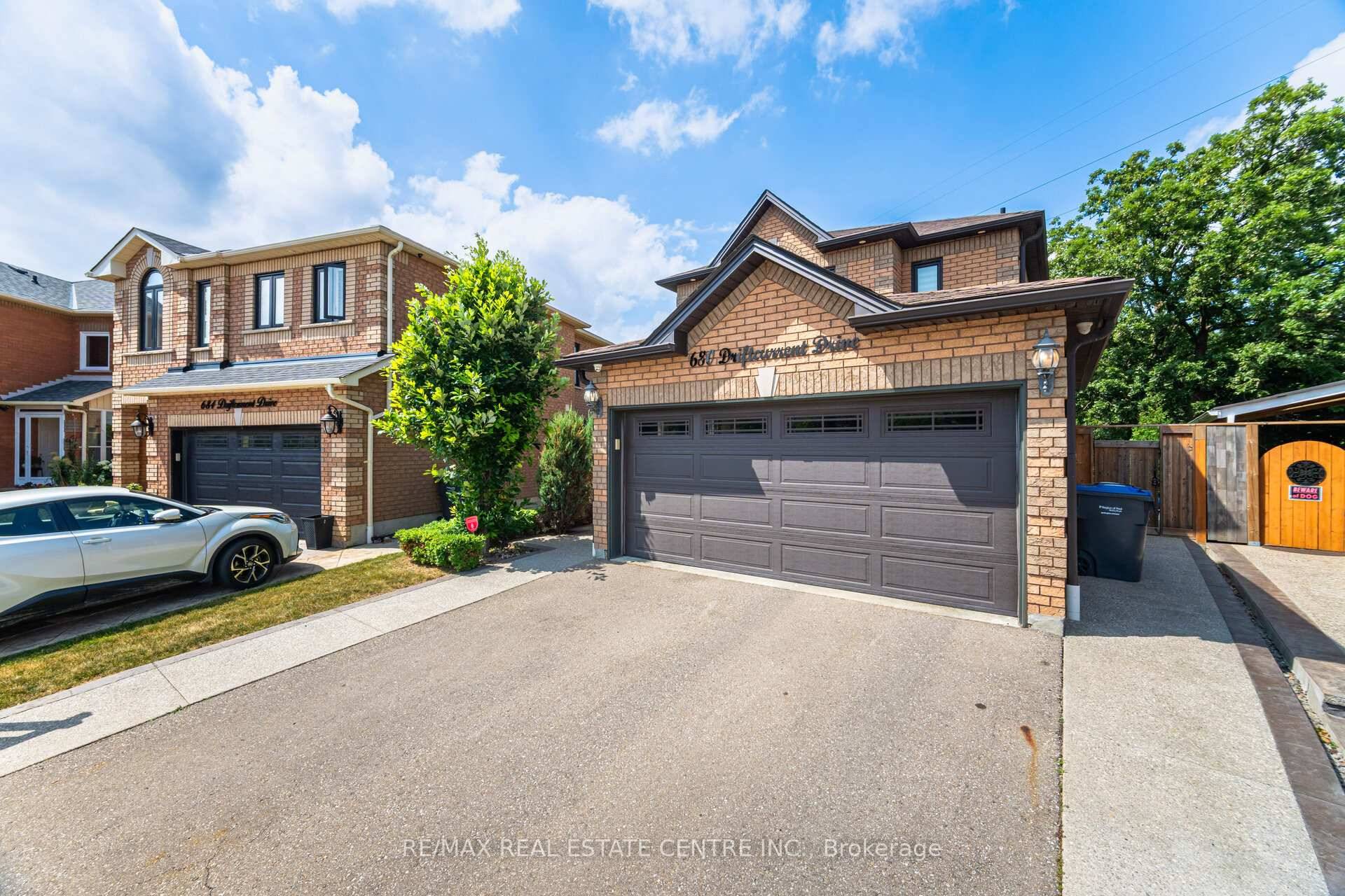 Beautiful basement studio apartment in a detached property in Hurontario.