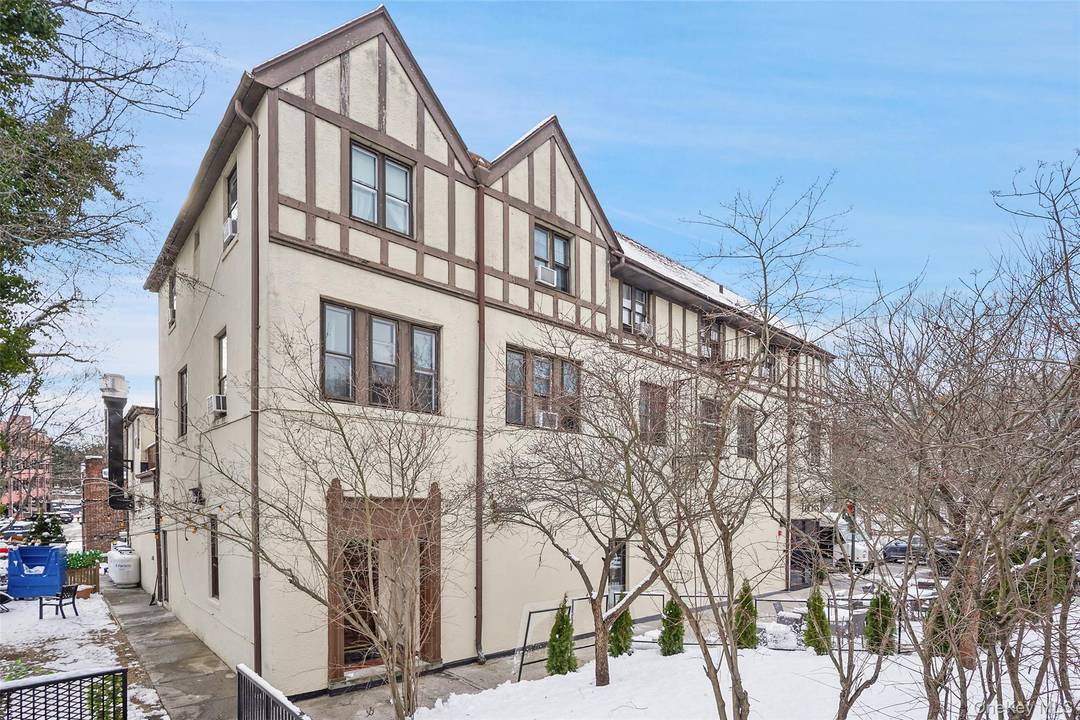 This convenient 3 bedroom 2 bath duplex apartment is located in the heart of Scarsdale Village, just a stone's throw to the Scarsdale Metro North station.