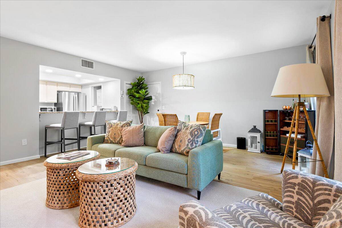 Available for Season ! Experience refined living in this beautifully renovated 1 bedroom, 1 bathroom ground floor apartment located in the sought after Bagatelle subdivision of the prestigious Palm Beach ...