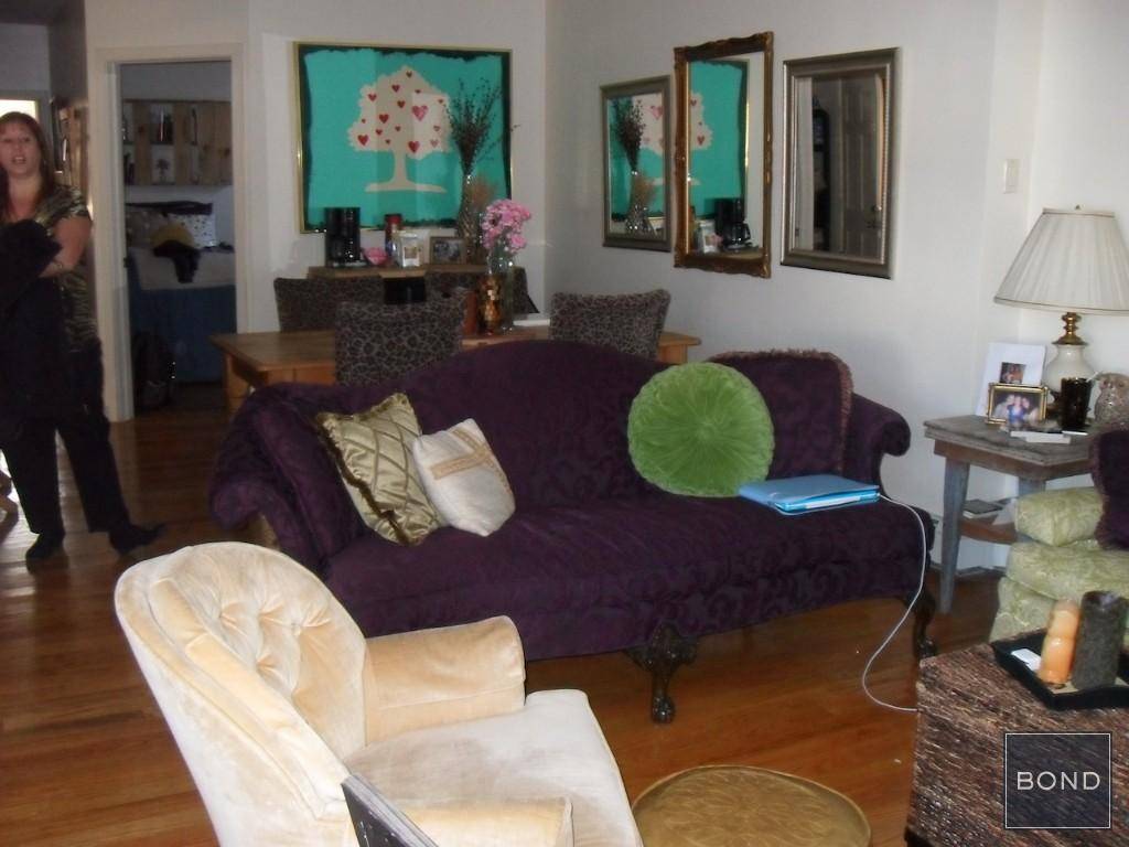 IT IS HIP TO LIVE IN WILLIAMSBURG !