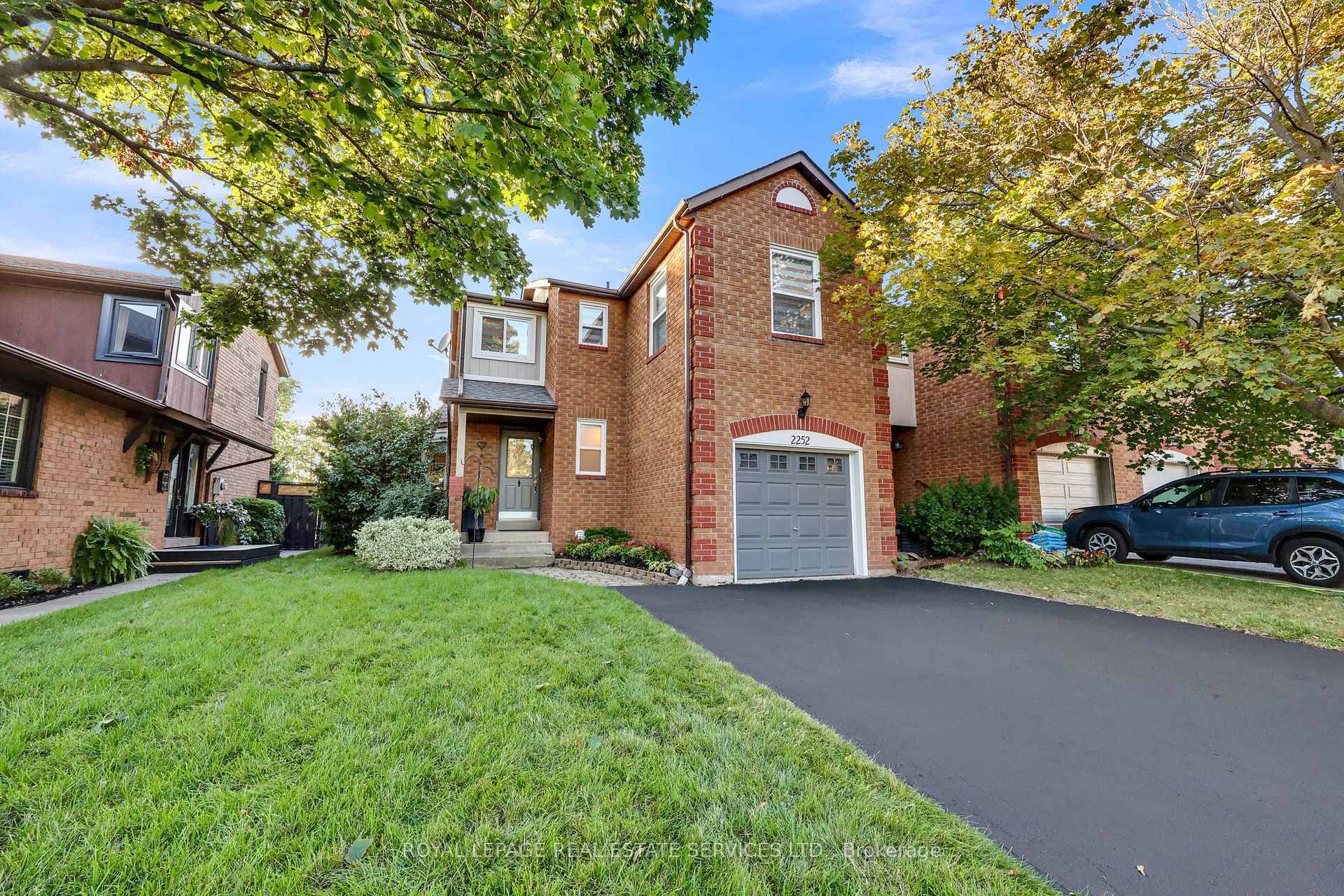Welcome to this 3 1 bedroom, 3 1 bathroom semi detached home in Oakville's sought after River Oaks community, backing directly onto River Oaks Park, Community Centre, and walking trails.
