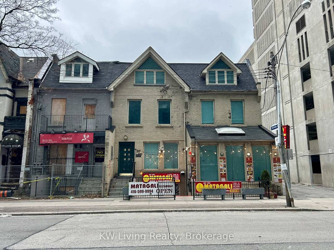 Spacious 1000 sf Fully Furnished 3 Bedrooms with 2 Bathrooms Apartment on 3rd Floor located in the heart of Downtown Core at Bay amp ; Elm.