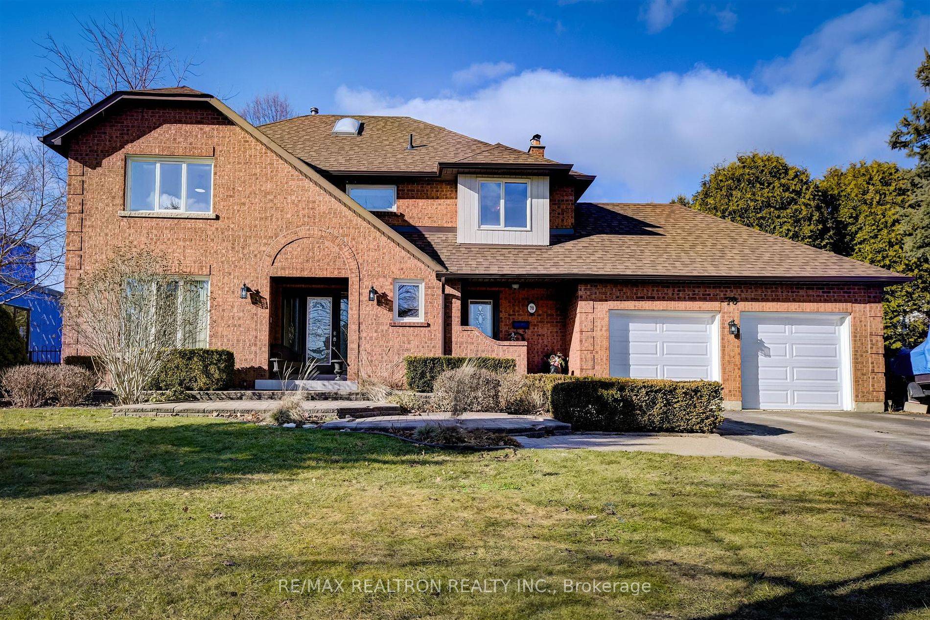 RENOVATED 2 STOREY HOME IN THE HEART OF KING CITY, WALKING DISTANCE TO HOGAN'S INN LOCALE RESTAURANT.