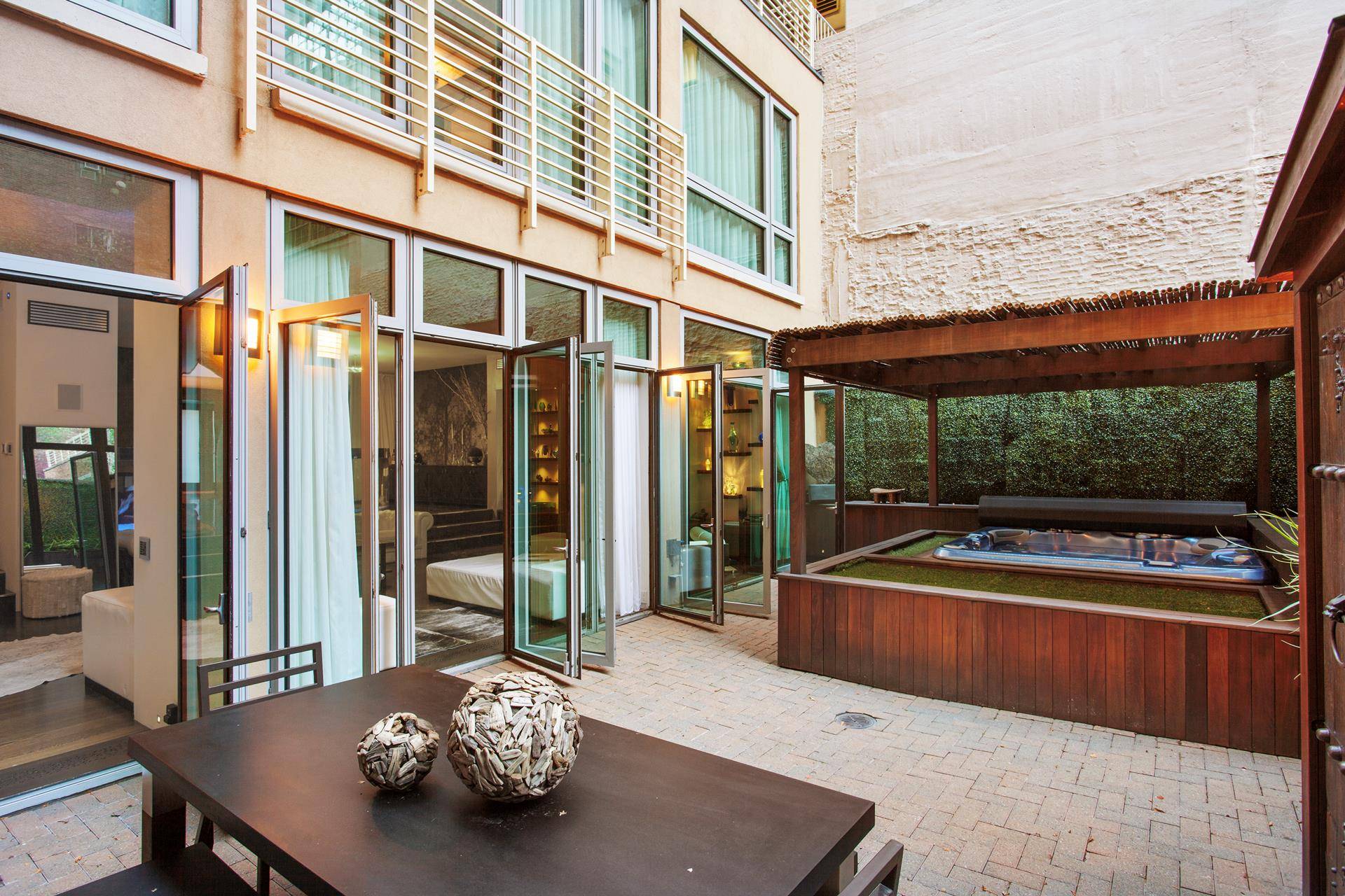 A superbly designed condo residence, 7 Hubert Street's TH3 offers all the space and privacy of a classic townhouse with the amenities and services expected of a great luxury apartment ...