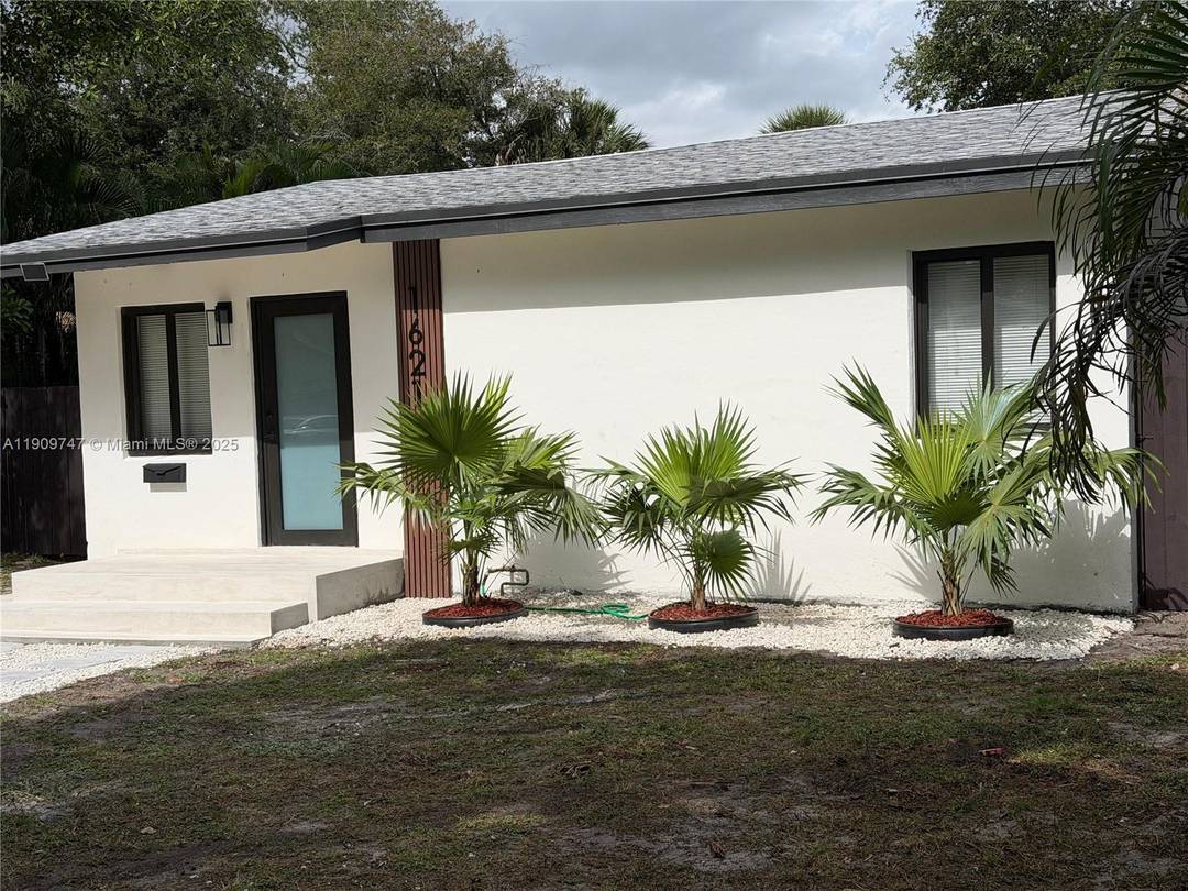 LOCATION ! ! FULLY RENOVATED 2 1 HOME IN RIVERSIDE.