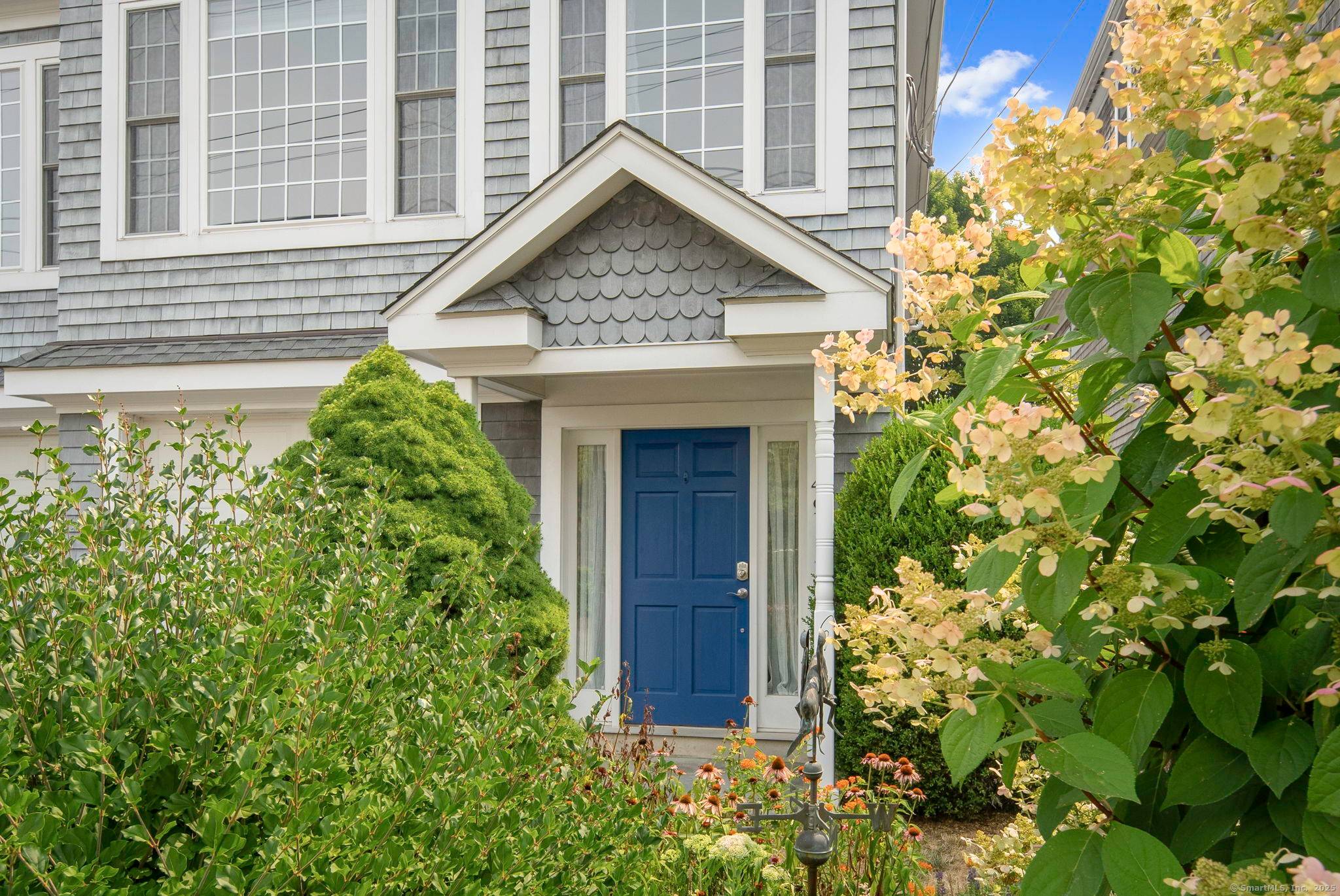 Beautifully updated 3 level townhome in prime downtown Fairfield location !