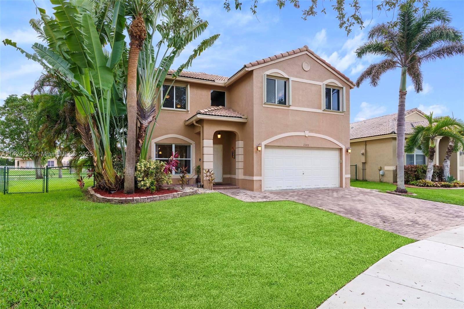 Welcome Home to the highly sought out community Monarch Lakes in the beautiful subdivision of Kings Bay !