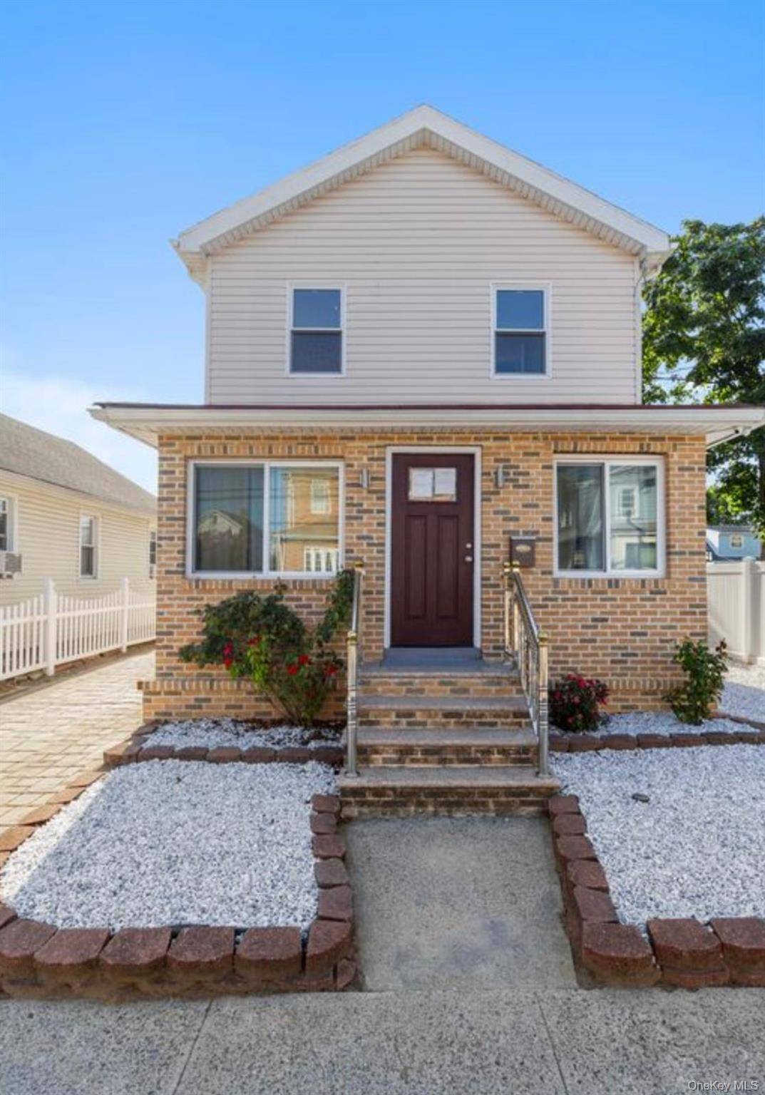257 Biltmore Ave, Elmont, NY Fully Renovated Detached Single Family Home Discover modern luxury and comfort in this meticulously renovated 3 bedroom, 4 bathroom detached home located in the heart ...